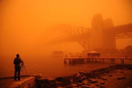 Huge dust storm in Sydney (via ABC News)