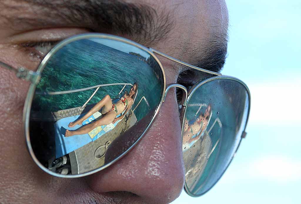 Bilderesultat for funny reflections in sunglasses